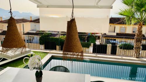 18_awning_for_breakfast_on_terrace_1