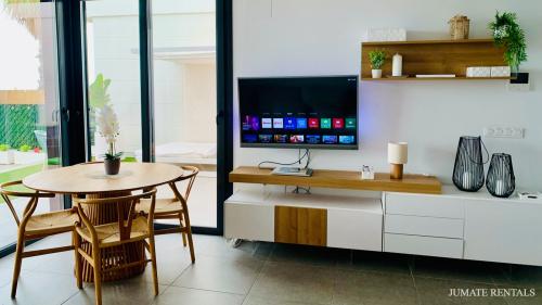 22_living_room_with_smart_tv_1