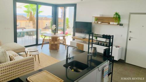 25_view_from_kitchen_to_living_room_1