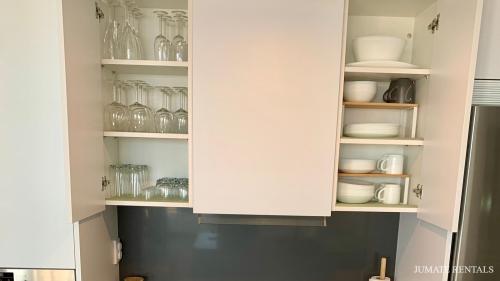 26_fully_stocked_kitchen_1
