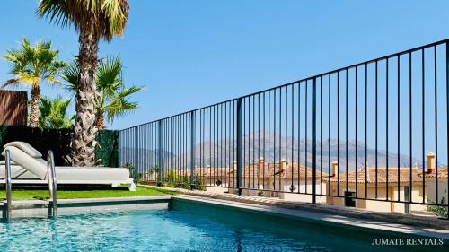 2_private_pool_with_palmtree_1
