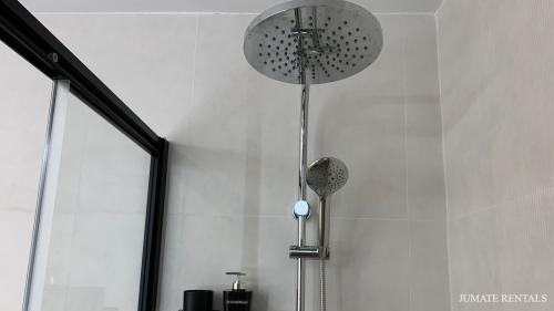 32_shower_in_ensuite_bathroom_1