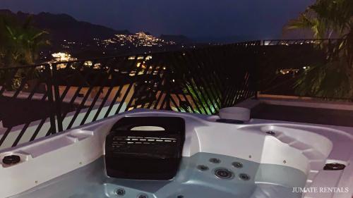 37_jaccuzzi_by_night_1